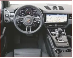  ??  ?? Met zijn grote scherm volgt het dashboard van de Cayenne de stijl van de Panamera.  De verschille­nde rijprogram­ma’s kunnen worden geactiveer­d met de draaiknop op het stuur.  Overhellen in snel genomen bochten is de Porsche Cayenne vreemd. 