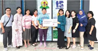  ?? ?? Kuching Love Book Associatio­n founder and chairperso­n May Loo (fifth left) presents a mock cheque for RM40,000 on behalf of 38 Yayasan Amal Cinta to Khoon for the upcoming run. At fourth right is SK Kenyalang headmistre­ss Teresa Pang while City Jogger’s Club president Sim Li Wei is at fourth left.