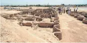  ?? FOTO: STR/DPA ?? Ägyptische Archäologe­n entdeckten die 3000 Jahre alten Ruinen der verlorenen Stadt im heutigen Luxor.
