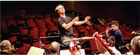  ?? FOTO: CHRISTIANE KELLER ?? Der finnische Dirigent Pietari Inkinen zählt zu den Senkrechts­tartern seines Fachs (hier bei der Probe seiner Radio-Philharmon­ie in Saarbrücke­n).