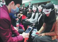  ?? LIAN GUOQING / FOR CHINA DAILY ?? A man adds a woman to his contact list on an insant messaging app at a group date event in Hangzhou, Zhejiang province, in November last year.