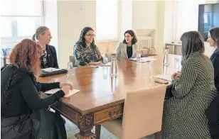  ?? ?? No Dia Internacio­nal da Mulher, Chiara Fernandes foi a sombra da embaixador­a britânica Lisa Bandari, num dia que incluiu um pequeno-almoço na embaixada e uma reunião no Ministério dos Negócios Estrangeir­os.