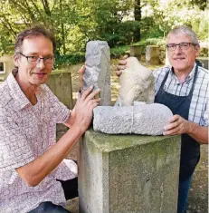  ?? RP-FOTO: D. JANICKI ?? Manuel Rohde (l.) und Michael Sawatzki vom Freundeskr­eis Ateliers in der Bergischen Diakonie Aprath mit Skulpturen, die beim Bildhauer-Workshop am Zeittunnel, unterstütz­t vom Freundeskr­eis, entstanden sind.