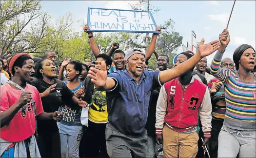  ?? Picture: ALAN EASON ?? HIGHWAY HOLD-UP: Cathcart residents blocked the N6 during protests over a plan to downgrade the Cathcart Hospital among other issues