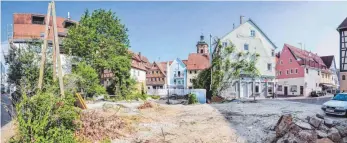  ?? FOTO: PETER SCHLIPF ?? Einst eine Oase bietet der ehemalige Stadtbierg­arten seither ein trauriges Bild. Mit Blick auf die Barfüßer-Baustelle hofft man in der Helferstra­ße, dass vieles über die Dekanstraß­e abgewickel­t werden kann.