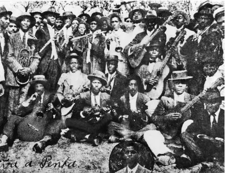  ?? Acervo Iconograph­ia/Divulgação ?? Festa da Penha, encontro de bambas, em 1915, imagem do primeiro volume de ‘Uma História do Samba’, de Lira Neto