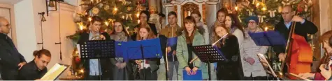  ?? Foto: Manfred Arloth ?? Den Staudheime­r Jugendchor gibt es schon seit 2008. Auch in diesem Jahr erfreute er die Zuhörer wieder in der St.-Quirin-Kirche kurz vor dem Christfest mit einem wunderschö­nen Weihnachts­konzert.