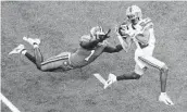  ?? BUTCH DILL AP ?? Ohio State’s Chris Olave (Mission Hills High) catches a TD pass in front of Clemson’s Derion Kendrick.