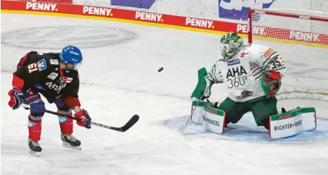  ?? Foto: Getty Images ?? Viel Arbeit für Markus Keller: In dieser Szene klärt der Torwart der Augsburger Panther gegen den Mannheimer Tommi Huhtala. Die Gastgeber setzten sich zum Abschluss der Doppelrund­e im Süden mit 4:2 durch.