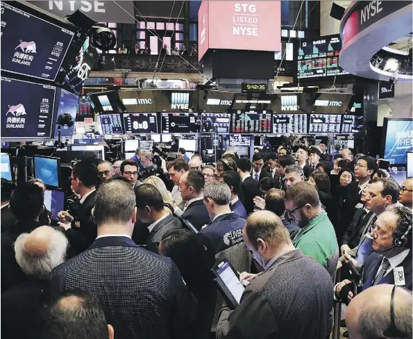  ?? SPENCER PLATT/GETTY IMAGES ?? Fears of another 2008-like stock market meltdown are in the air. On Friday, a day after trade war fears with China spurred a massive loss, traders and employees of Sunlands Online Education gather at the New York Stock Exchange during the Beijing-based...