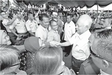  ?? — Bernama photo ?? Najib is welcomed by the public during the launch of the Labuan Developmen­t Blueprint yesterday.