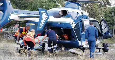  ?? (Photos Julien Avinent) ?? D’importants moyens aériens ont été déployés pour transférer les quinze victimes dans les hôpitaux de Nice et de Menton.