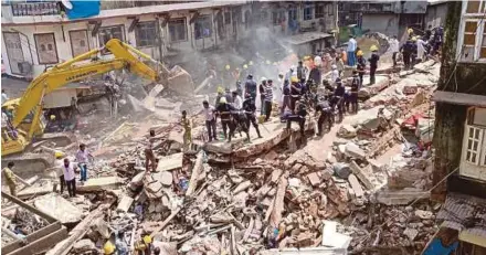  ?? REUTERS PIC ?? Firefighte­rs and rescue workers searching for survivors in the rubble of a collapsed building in Mumbai, India, yesterday.