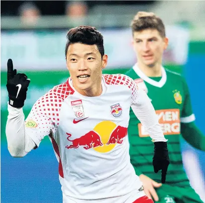  ??  ?? Hee-chan Hwang leitete mit seinem vierten Saisontref­fer die Wende zugunsten von Meister Salzburg ein.