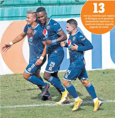  ??  ?? Marco Vega celebra con sus compañeros luego de anotar el primer gol del partido.