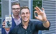  ?? FOTOS: DHDL/BAUER ?? In der Sendung zeigte Pascal Buchen, wie kratzfest der Schutz ist (o.). Dann erklärten er und Anthony Filipiak (r.) den „Löwen“Carsten Maschmeyer und Dagmar Whörl ihre Idee. Inzwischen ist das Produkt marktreif (u.).