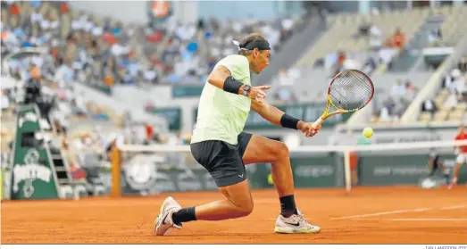  ?? IAN LANGSDON /EFE ?? Rafael Nadal devuelve la pelota durante el intenso partido de semifinale­s de Roland Garros ante Novak Djokovic.