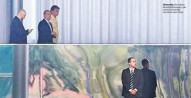  ?? DIDA SAMPAIO/ESTADÃO ?? Alvorada. De volta a Brasília,Bolsonaro (de camisa amarela) conversa com Onyx