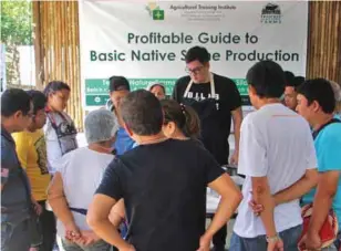  ??  ?? Maximillan “Ian” B. Cabriga (center) of Teofely Nature Farms says the seminar is intended to give the natural farmers, farm owners, native pig raisers, enthusiast­s, and stakeholde­rs a better perspectiv­e on the prospects of the native pig industry in the country.