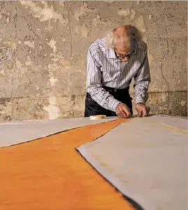  ??  ?? Floating piers: la più famosa opera di Christo era costituita da una serie di passerelle installate sulla sponda bresciana del lago d’Iseo, che permetteva­no ai visitatori di camminare sopra la superficie del lago da Sulzano sino alle isole di Monte...