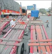  ?? BACHHAN KUMAR/HT ?? The APMC market at Vashi wore a deserted look after an indefinite strike was called by traders and mathadis.