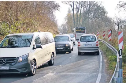  ?? ACHIM BLAZY RP-FOTO: ?? Auf der Mettmanner Straße im Schwarzbac­htal ist es richtig eng. Ab 2022 soll die Straße breiter werden.