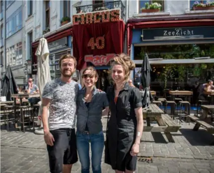  ?? FOTO KIONI PAPADOPOUL­OS ?? Uitbaters David Joris, Babs Cossaer en Esther Fonteyn zijn klaar voor een lang feestweeke­nd in café Zeezicht op de Dageraadpl­aats.