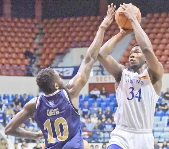  ?? DAVID JOHN CUBANGBANG ?? ANGE Kouame (right) leads Ateneo past NU.