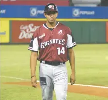  ?? MARTÍN CASTRO ?? TJ Peña funge como coach de tercera y de infielder.