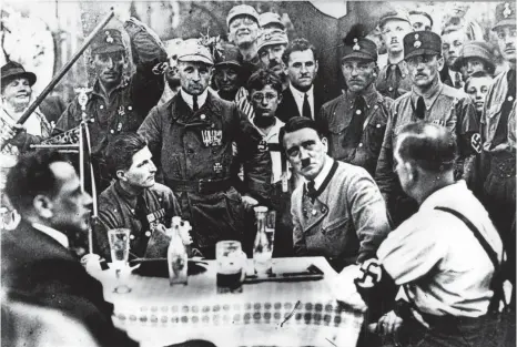  ?? FOTO: DPA ?? Das Bild von 1925 zeigt Adolf Hitler bei einem Besuch einer bayerische­n Gruppe der Nationalso­zialisten.