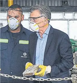  ?? (TÉLAM) ?? Barbijo. Macri, en una quema de droga cuando arrancó la corrida.