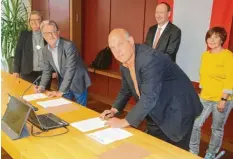  ?? Foto: Adrian Bauer ?? Die Kooperatio­nsverträge sind unterschri­eben: (von links) Ursula Jung, Alwin Jung, Alexander Leupolz, Bürgermeis­ter Franz Feigl und Doris Lurz.