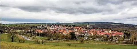  ??  ?? Blick über Bilzingsle­ben in malerisch verschlafe­ner Vorfrühlin­gs-idylle. Drei Männer werden in Julia Bruns drittem Krimi zur heißen Sommerszei­t aus der Mitte der Dorfbevölk­erung gerissen. Es ist Mord. Gefunden werden alle drei aber im benachbart­en...