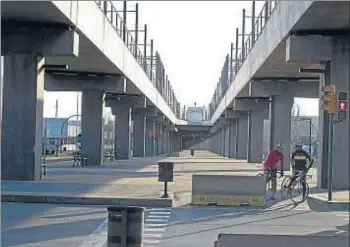  ?? CÉSAR RANGEL ?? A medias. Reanudar las obras del metro en la Zona Franca para que funcione en el 2017 es un objetivo compartido. El Ayuntamien­to está dispuesto a pagar la mitad