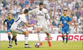  ??  ?? Álvaro Morata schiet hier het eerste doelpunt voor Real Madrid binnen. (Foto: Nusport)