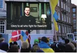  ?? ?? presidente de Ucrania, Volodymyr Zelensky, aparece en la pantalla para dirigirse a la gente