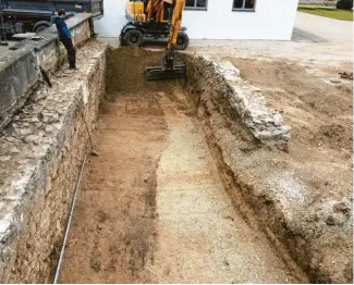  ?? Foto: Markus Köllner/BfAD Heyse GmbH&Co.KG ?? Beim Ausheben des Untergrund­s für den künftigen Schlosssta­del stießen die Bagger auf ein Bodendenkm­al, das wohl aus dem Mittelalte­r stammt.