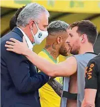  ?? AGENCIA EFE ?? Lionel Messi (d) se reunión con el técnico de Brasil, Tite, y sentó la posición de los argentinos frente a lo que ocurría.