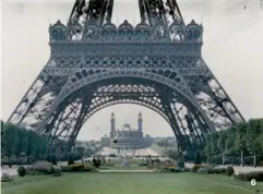  ??  ?? 6. Le palais du Trocadéro avec la tour Eiffel en premier plan, depuis le Champ-de-Mars.
6