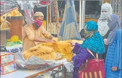  ?? DEEPAK GUPTA/HT PHOTO ?? Women buying vermicelli from the Eid market at Akbari gate in Lucknow on Wednesday.