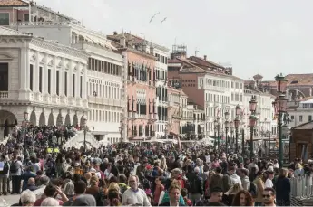 ?? Susan Wright, © The New York Times Co. ?? Crowds of tourists swarm Riva degli Schiavoni, by St. Mark’s Square in Venice, on April 22, 2019.