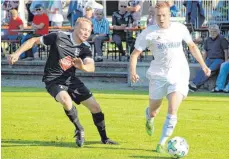  ?? FOTO: THORSTEN KERN ?? In der zweiten Halbzeit ließ der FV Ravensburg II (rechts Felix Schäch) dem SV Kehlen (Samuel Hack) keine Chance mehr.