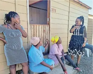  ?? /ANDISA BONANI ?? Mtsotso residents in Mdantsane telling public protector Busisiwe Mkhwebane about their living conditions.