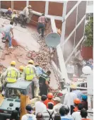  ??  ?? Personal de rescate acudió a un edificio colapsado en Coapa.