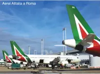  ??  ?? Aerei Alitalia a Roma