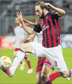  ?? FOTO: AP ?? Higuaín, ante su primer derbi milanés Será un duelo goleador con otro argentino, Icardi