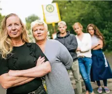  ?? FOTO: ANNE ORTHEN ?? Astrid Kroner, Conni Radke, Cedrik Seifried, Chantalle Kroner und Sehra Cokkuykulu (v. l.) fordern, dass der Bus das ganze Jahr über fährt.