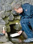  ?? Foto: Jörn Perske, dpa ?? Quellenfor­scher Stefan Zaenker nimmt eine Wasserprob­e.