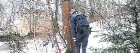  ?? FOTO: DPA ?? Ein Polizist am Tatort im Bereich des Biberacher Gigelbergs: Nach dem Besuch einer Diskothek soll ein junger Mann in der Nacht auf Sonntag einen Jugendlich­en getötet haben.