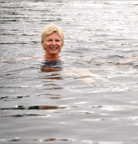  ?? ALLE FOTO: MATIAS SMØRVIK ?? FORFRISKEN­DE: Hilde Andersen, Jorunn Asklie og Morten Asklie hoppet i vannet ved Vragvigen til passe god fornøyelse.